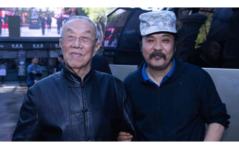 王蒙做客db体育集团：我喜欢和新疆各族人民在一起